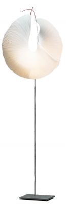 Yoruba Rose Stehleuchte von Ingo Maurer mit rundem, plissiertem Lampenschirm und filigranem Metallfuß.